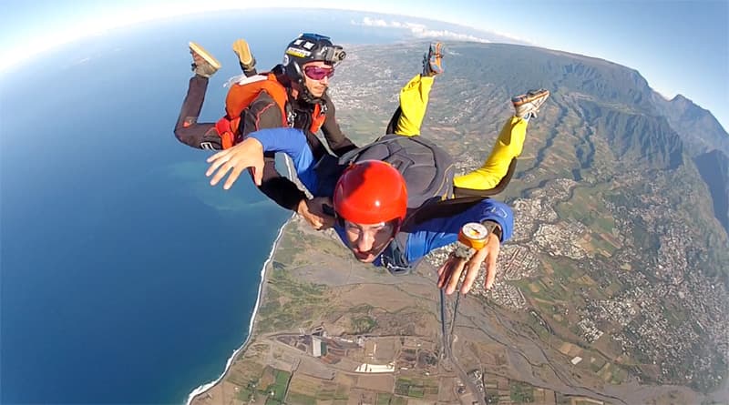 Parachute jumping in Reunion island